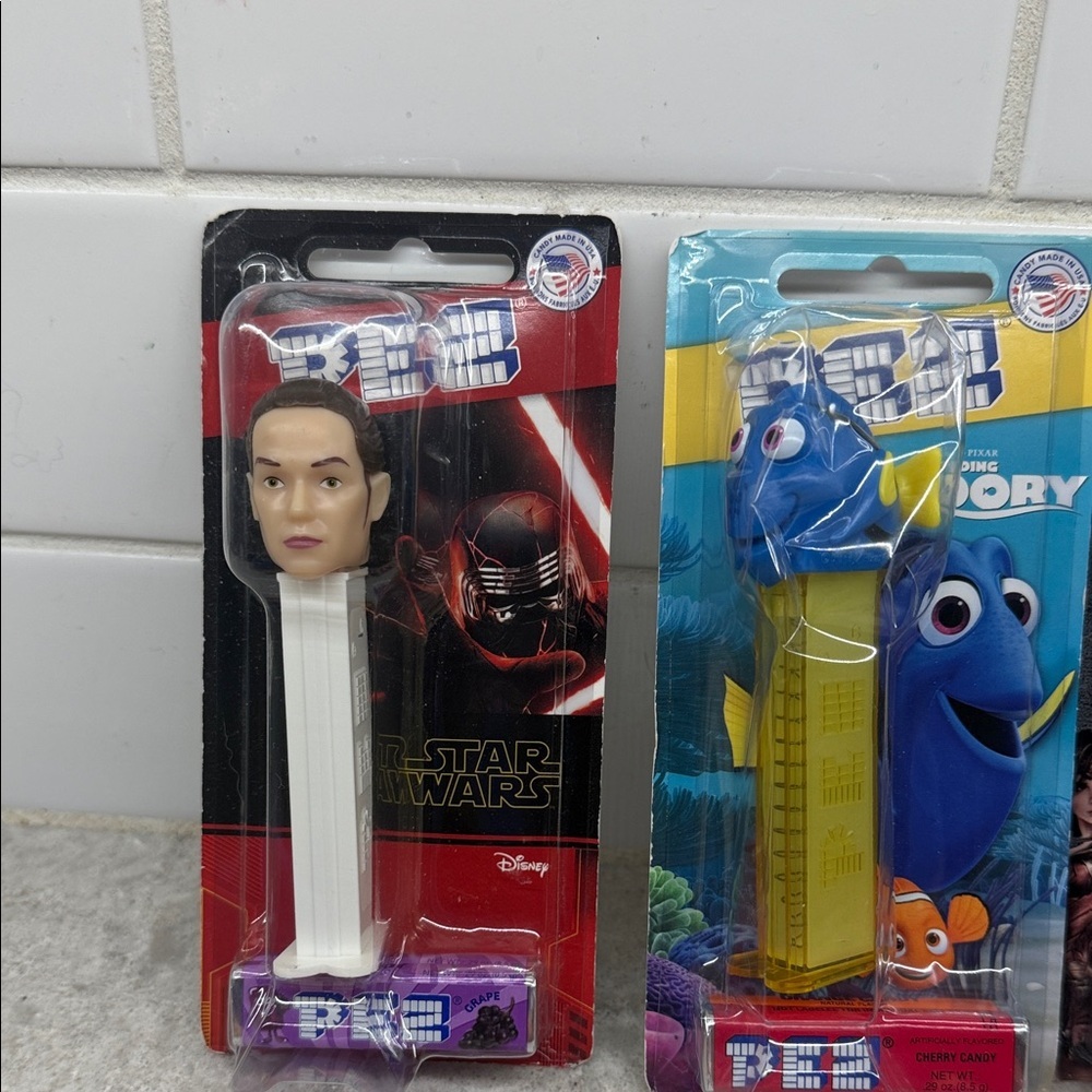 18 PEZ dispensers mix of sealed loose Star Wars, Trolls, Santa, Superman, others - Picture 2 of 13